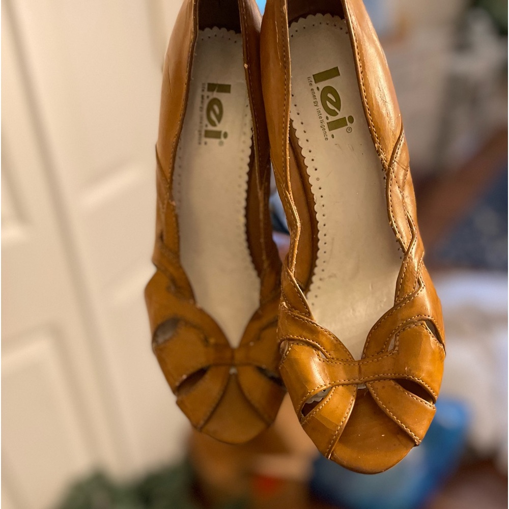Lei brown wedges